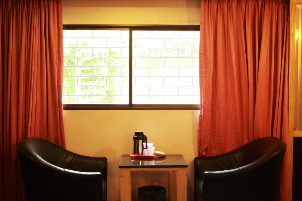 Pradipat Hotel Bangkok Room photo