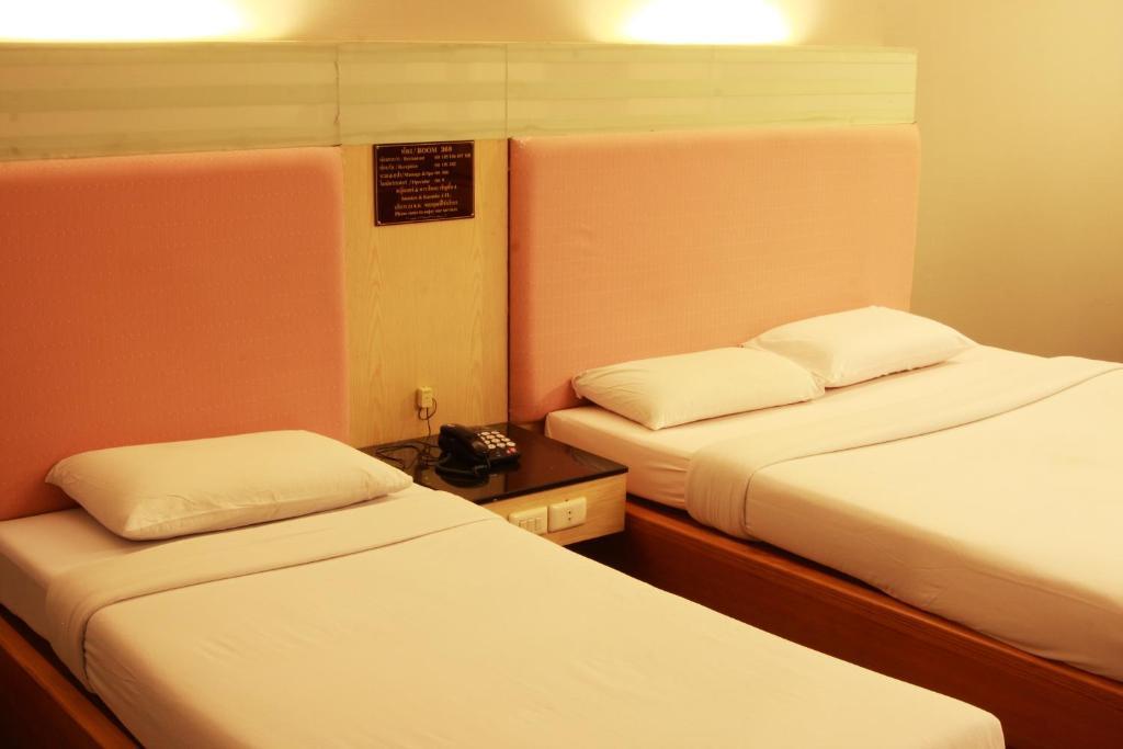Pradipat Hotel Bangkok Room photo