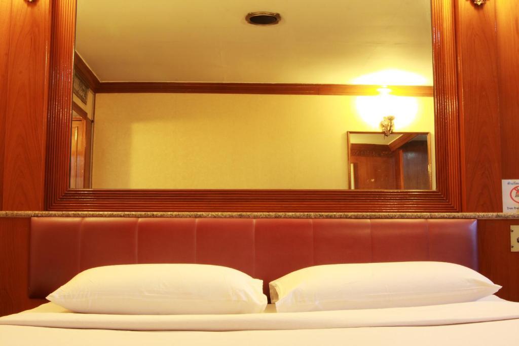 Pradipat Hotel Bangkok Room photo
